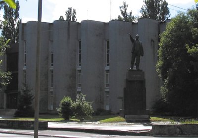 Прежде - здание райкома КПСС, ныне - здание администрации города. Современное фото