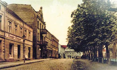 Старая почтовая открытка: вид улицы, выходящий на Рыночную площадь