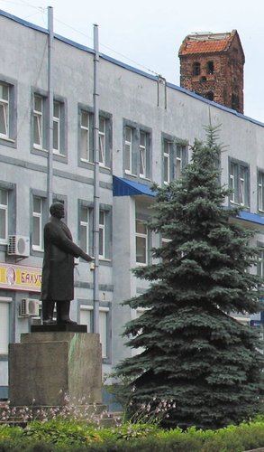 Памятник В. И. Ленину. На заднем плане - башня замка