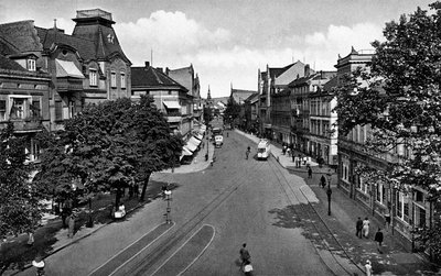 Центральная улица с трамвайными остановками. 1930-е гг.