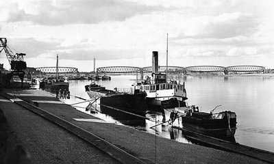 Портовые причалы и железнодорожный мост. 1930-е гг.