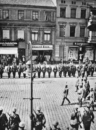 Парад русских войск в Инстербурге 5 сентября 1914 г. 1 - генерал Ренненкампф, 2 - Великий князь Николай
